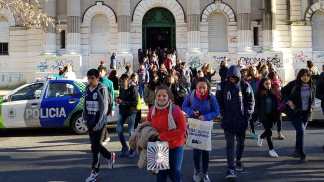 la suplica de una mama en medio de las amenazas de bomba al normal 1 de la plata se volvio viral