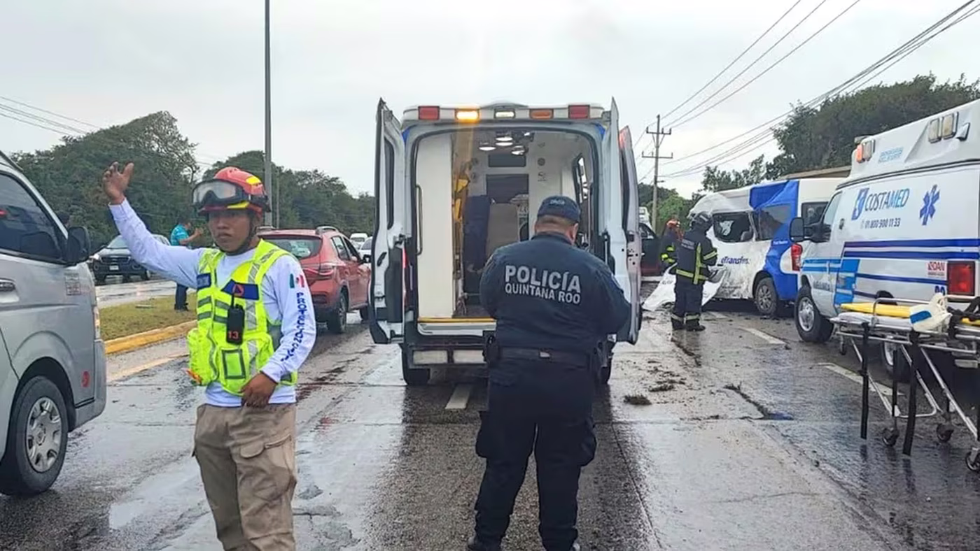 Las fuertes lluvias dejaron la ruta mojada y la camioneta de los argentinos derrapó provocando un fatal accidente al doblar en una curva.