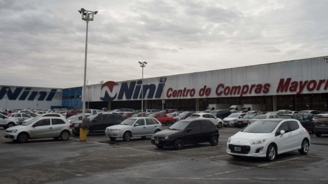 mochilas, chocolates y gomitas: el botin de una mechera atrapada en un hipermercado