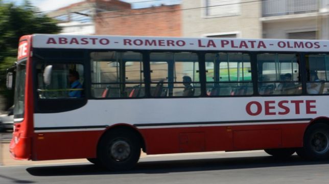 por algo despues las violan: un hombre acoso a una nena arriba de un micro en la plata