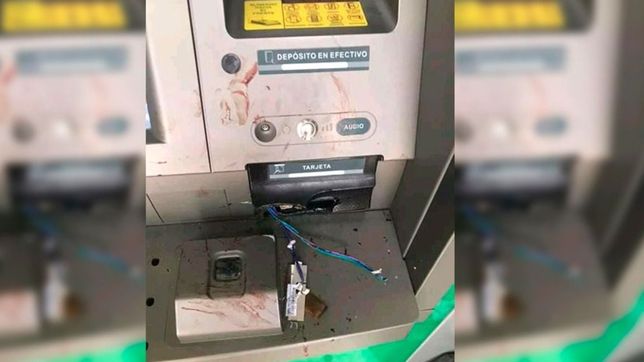 insolito: el cajero automatico le retuvo la tarjeta y lo destrozo para recuperarla