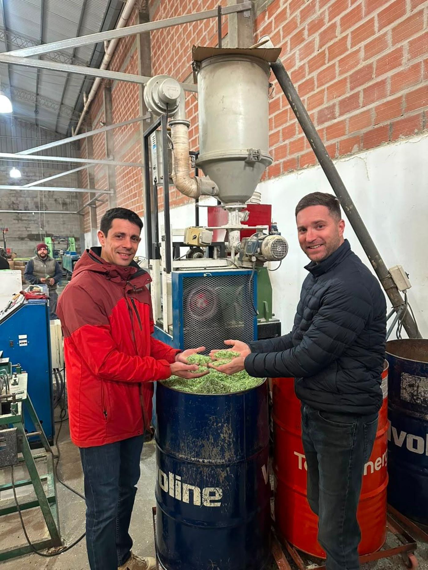 Luciano Alesio (derecha) impulsor del reciclado y recuperación de material plástico