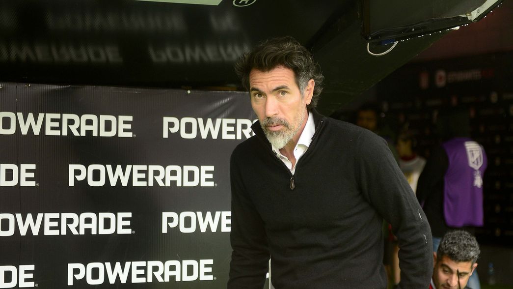 Domínguez apuntó al arbitraje tras el empate de Estudiantes ante Barracas