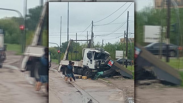 impactante choque en avenida 44: un camion choco contra una parada de micros
