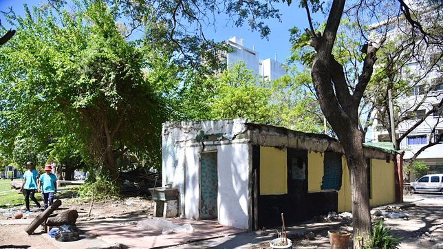 comenzo la demolicion de la antigua casa abandonada que habia en medio del parque san martin