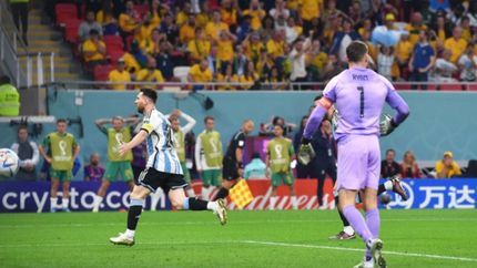 El insólito blooper del arquero australiano para el segundo gol argentino