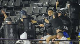 reprimieron con balas de goma a la gente de gimnasia tras la lluvia de butacas de los hinchas de boca reprimieron con balas de goma a la gente de gimnasia tras la lluvia de butacas de los hinchas de boca