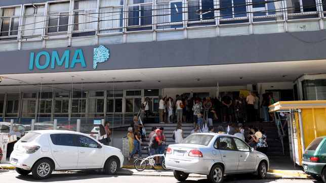 tension en la puerta de ioma: una protesta termino a los gritos y empujones