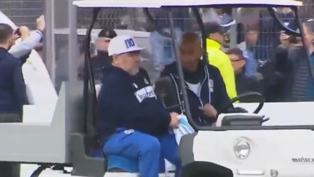 VIDEO: Un colaborador de Gimnasia no se pudo resistir y le pidió un autógrafo a Maradona