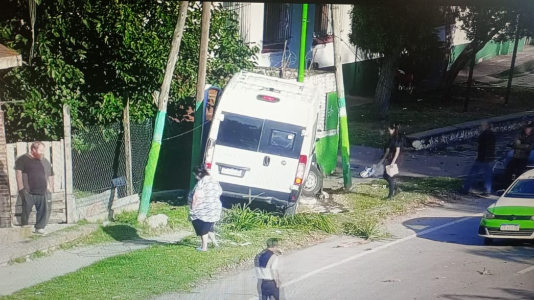 Robaron una camioneta y durante la fuga se incrustaron contra una casa