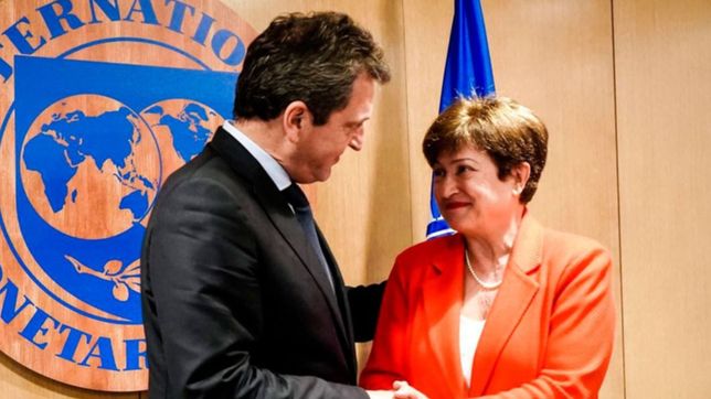 tras la reunion con sergio massa, el fmi aprobo la revision del acuerdo con argentina