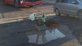 vecinos denuncian que un gran pozo en los hornos ya provoco un accidente y piden soluciones