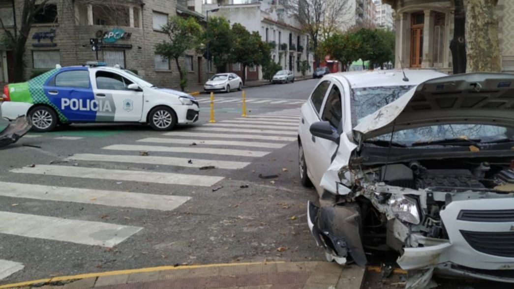 Un impactante choque frente a los jardines de la Municipalidad terminó con un herido