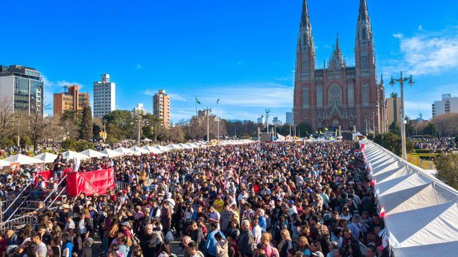 la fiesta carioca mas grande de la region llega a plaza moreno con musica y gastronomia
