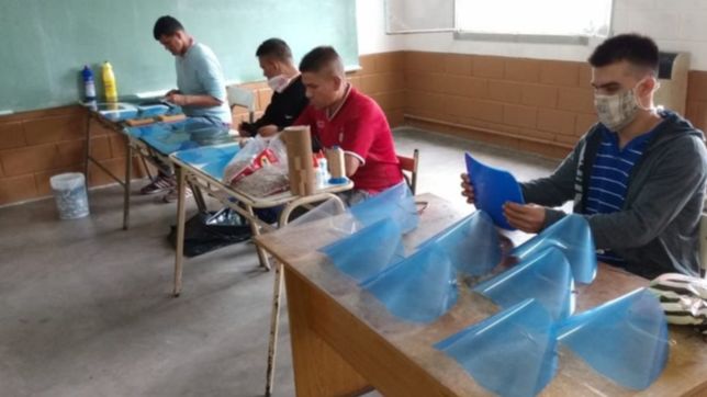 presos hacen barbijos y camisolines para el hospital de ninos y el de melchor romero