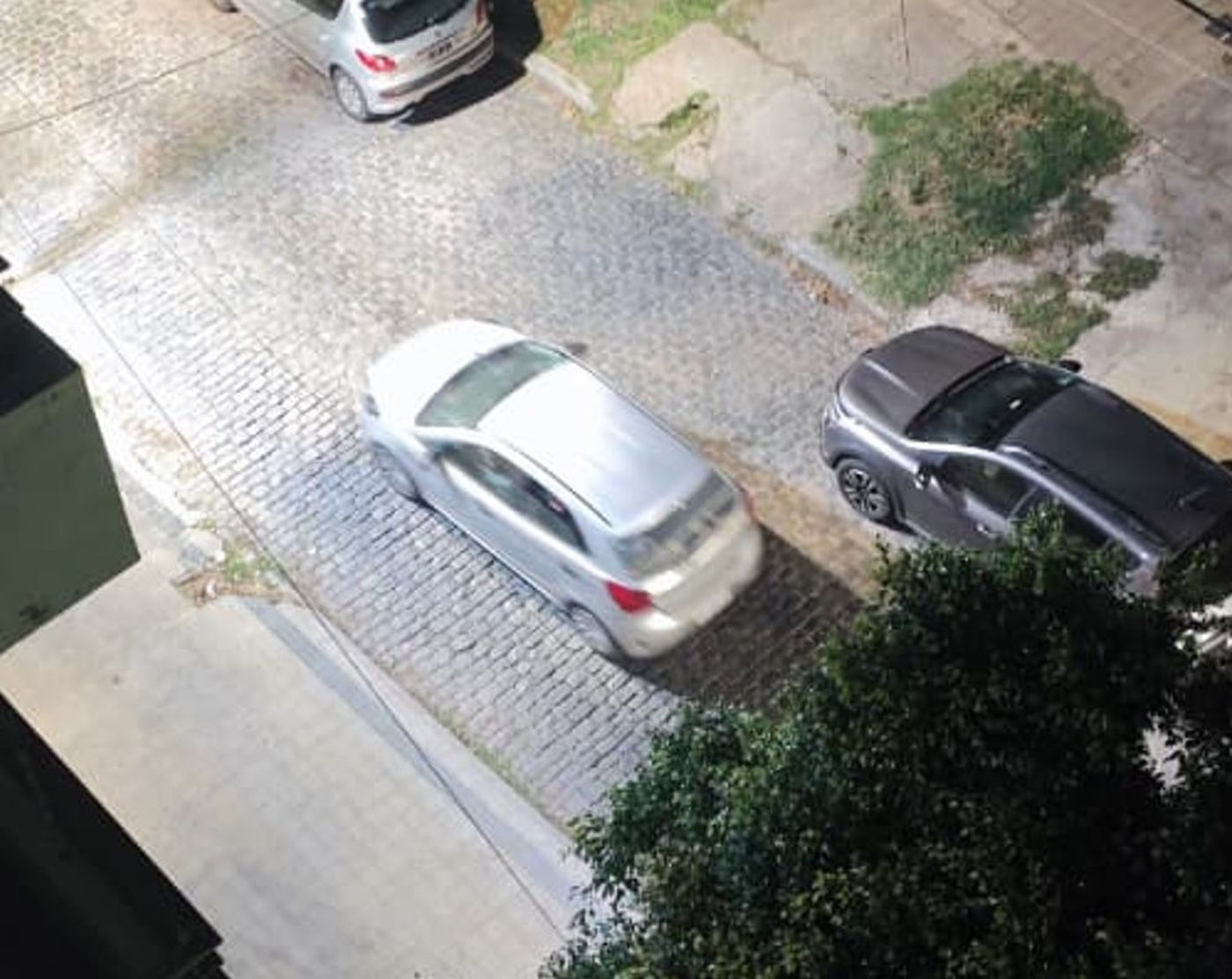 Los ladrones se mov&iacute;an en un Ford Ka gris y los vecinos lograron sacar una foto desde su balc&oacute;n