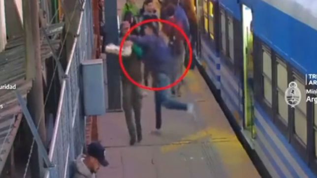 video: dos vendedores ambulantes se agarraron a pinas en una estacion del tren roca