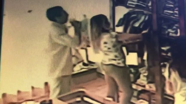 video: una pareja de mecheros ataco en un local de city bell y quedo filmada