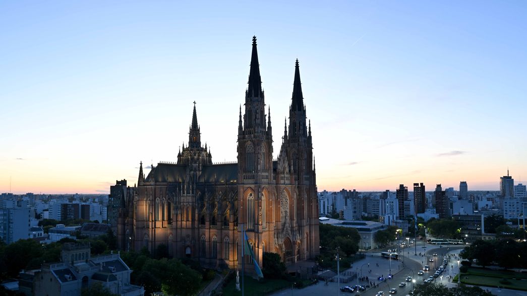 Anunciaron una apasionante recorrida nocturna por los templos más emblemáticos de La Plata
