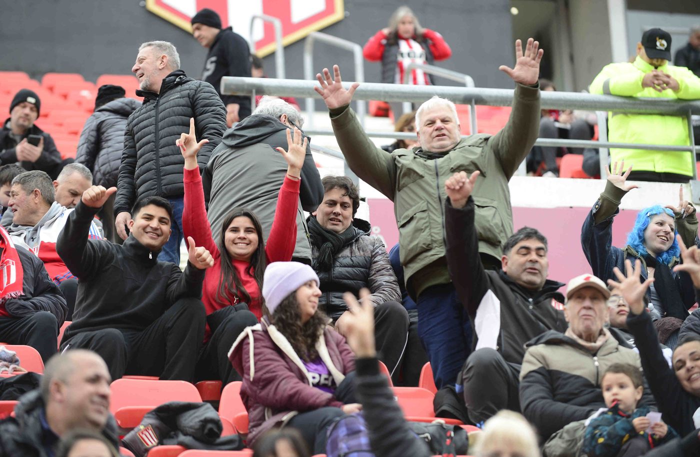 Hinchas Estudiantes UNO Clásico