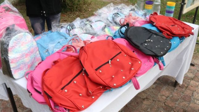 presos de una carcel de la plata hicieron 40 mochilas para el hogar del padre cajade