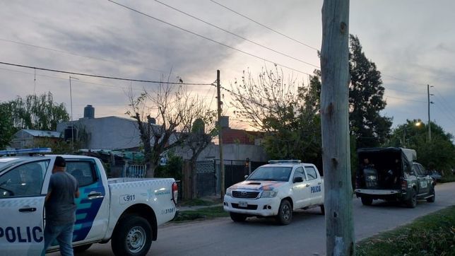 lo confundieron con un sospechoso, allanaron su casa y denuncia que la policia le robo pertenencias