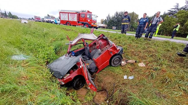 chocaron contra un camion, se cruzaron de carril y tuvieron que cortar el auto para rescatarlos