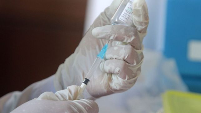 murio uno de los voluntarios que testeaba la vacuna de oxford contra el coronavirus