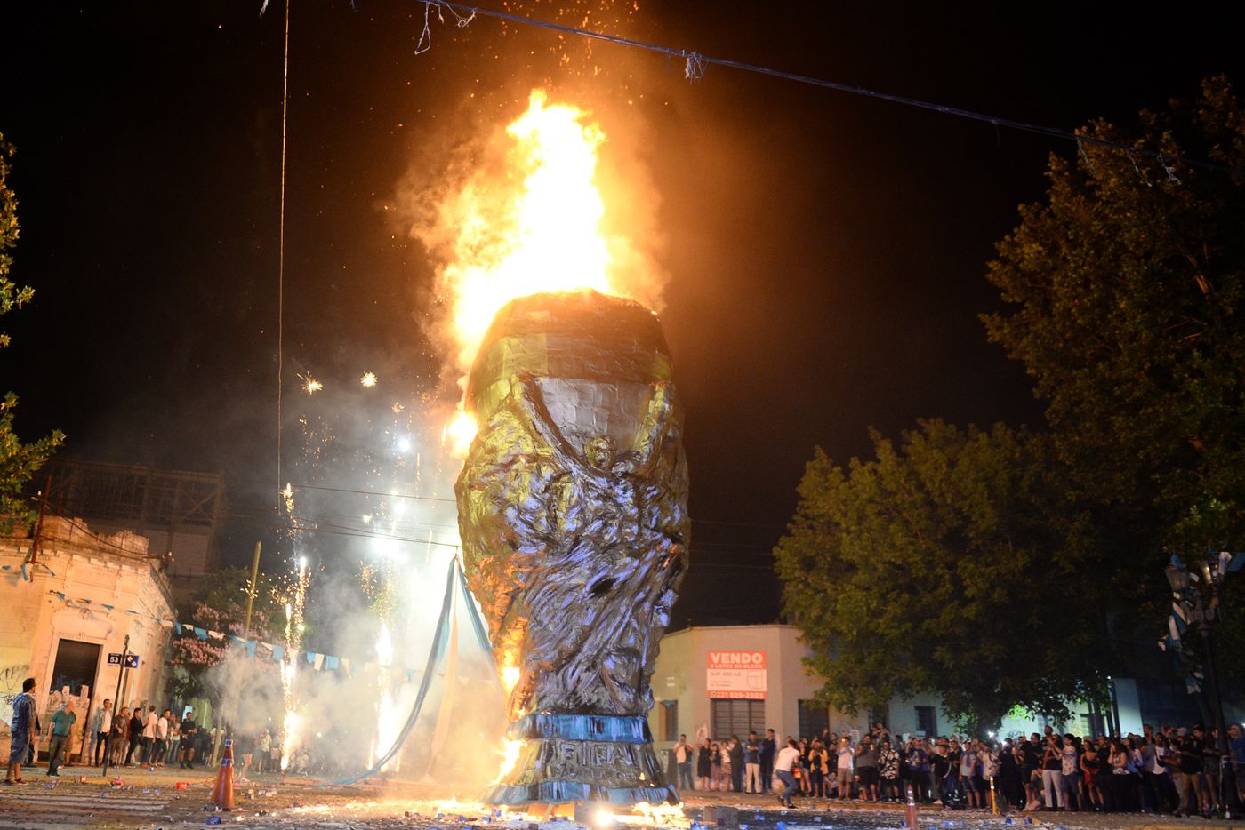 Todos los años, miles de vecinos de La Plata se congregan en distintos puntos de la ciudad para presenciar la quema de muñecos. Todos los años, miles de vecinos de La Plata se congregan en distintos puntos de la ciudad para presenciar la quema de muñecos.