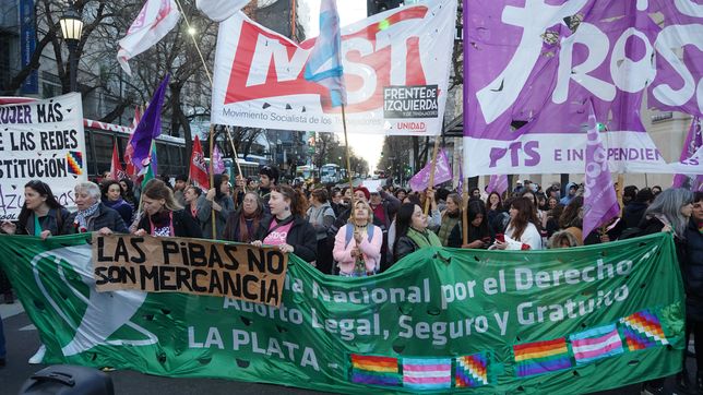 organizaciones feministas marcharon para exigir justicia por el triple femicidio de varela