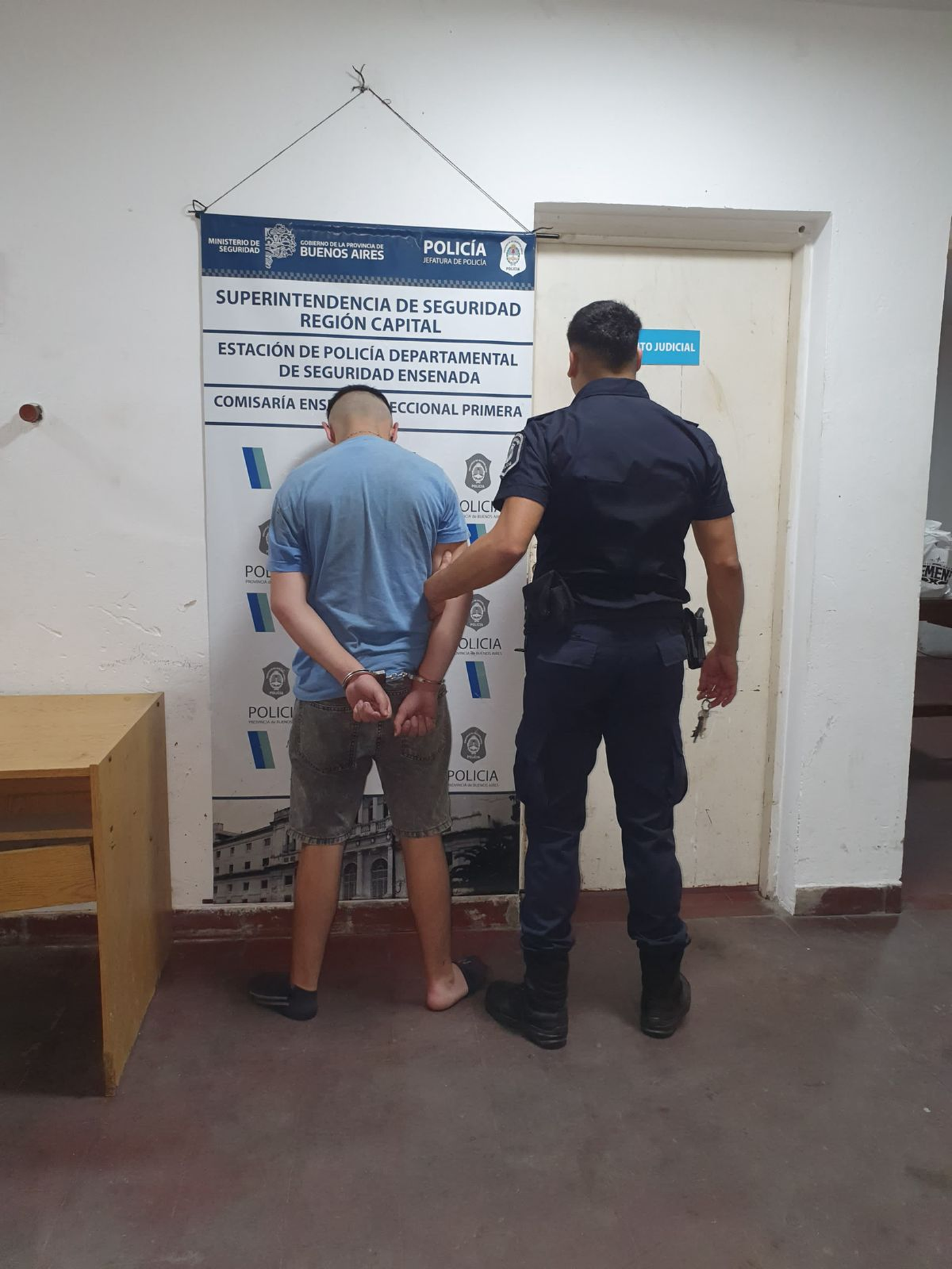 El adolescente tiene 9 ingresos en comisarías de la región por hechos cometidos en Berisso y Ensenada. El adolescente tiene 9 ingresos en comisarías de la región por hechos cometidos en Berisso y Ensenada.