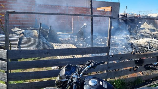 una familia de la plata perdio todo en el incendio su vivienda y lanzaron una campana de ayuda