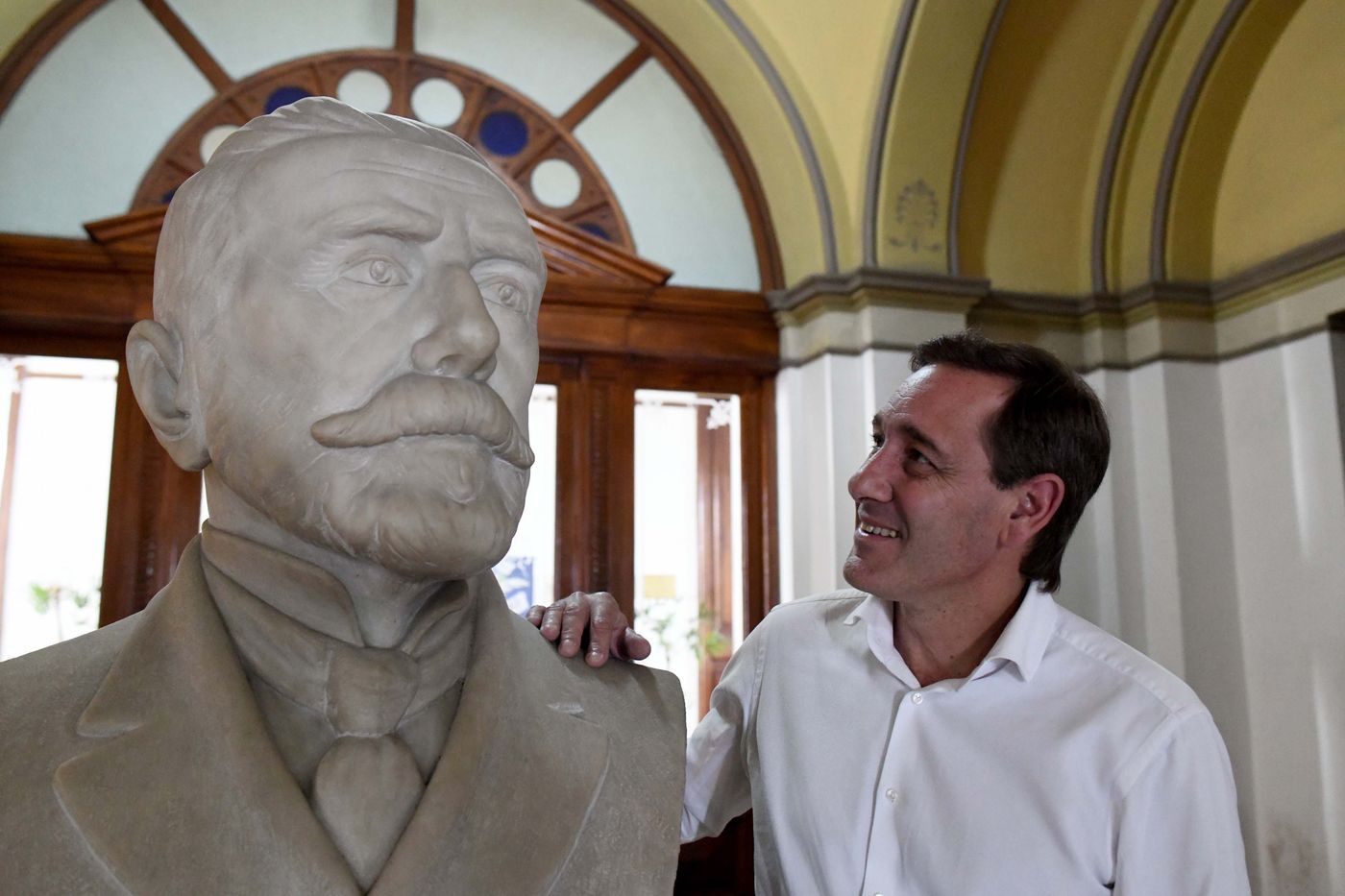 Dardo Rocha y Julio Garro, en el hall de la Municipalidad