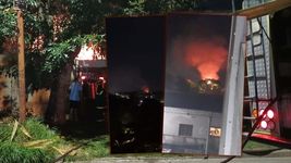 el incendio de una casa en un barrio de la plata fue captado desde distinto puntos de la ciudad el incendio de una casa en un barrio de la plata fue captado desde distinto puntos de la ciudad