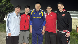 la particular foto de riquelme con hinchas de estudiantes en una playa de brasil