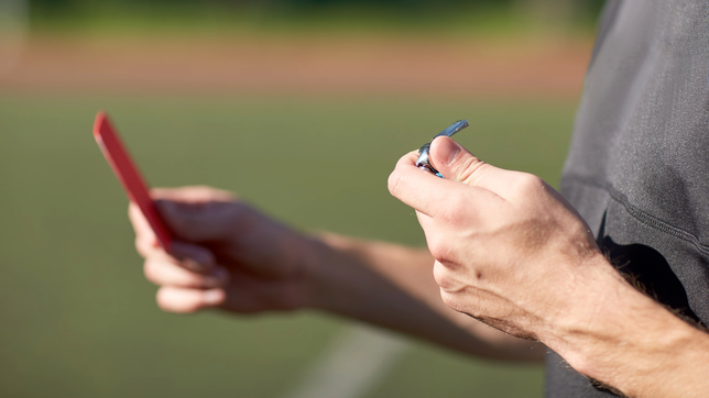 un arbitro termino internado tras recibir una golpiza en un partido amateur en la plata