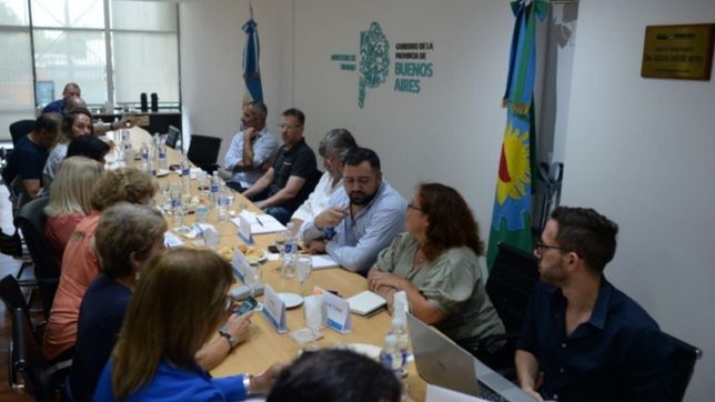 provincia abre las paritarias 2023 y recibe a docentes y estatales en la plata