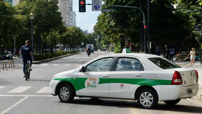 taxistas de la plata piden que la bajada de bandera suba a $1.000 por el aumento de combustibles