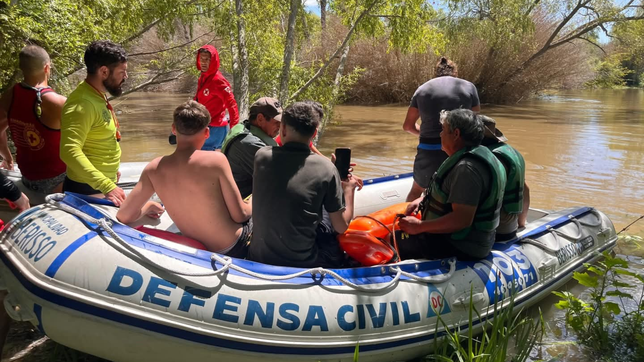 seis pescadores fueron rescatados en el rio de la plata tras quedar aislados por la crecida