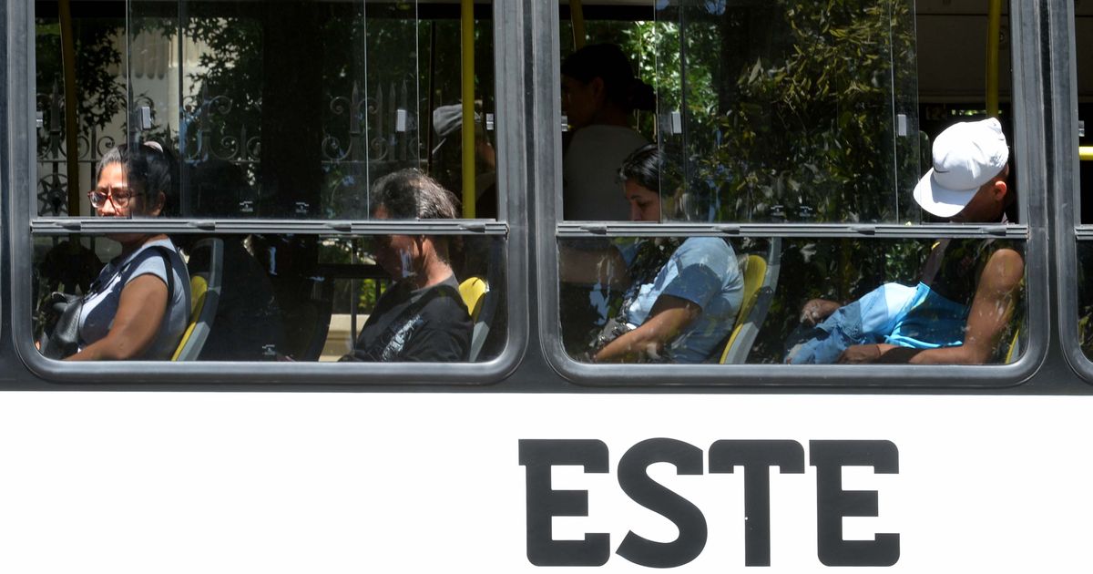 Se multiplican las quejas en La Plata por el aumento del boleto de ...