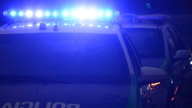 un preso tomo a una medica como rehen, robo un arma, baleo a un penitenciario y escapo en la plata