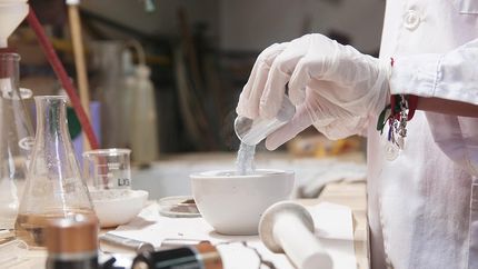 Investigadores de la UNLP buscan utilizar residuos de pilas y aplicarlos en pinturas