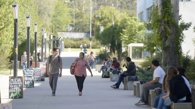 ¿quienes y como pueden anotarse a las becas de la unlp?