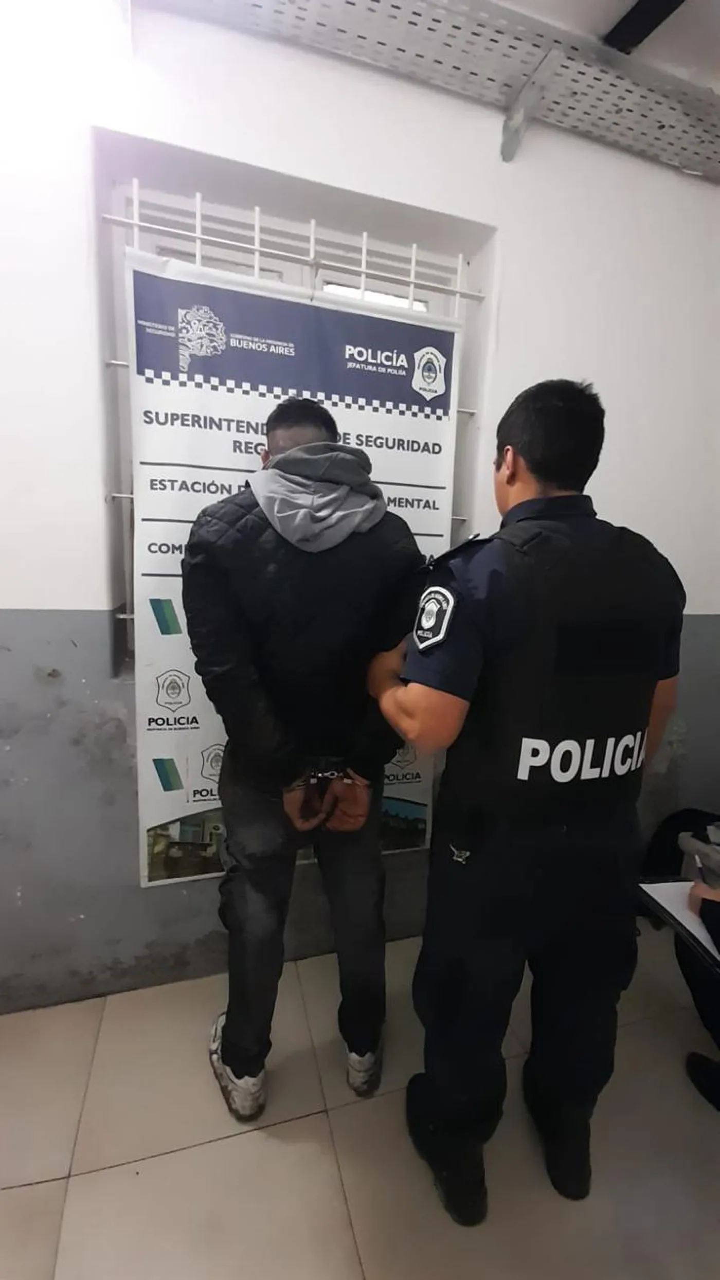 El acusado, un vecino del barrio Juan B. Justo de Berisso, fue detenido tras golpear al agente que terminó falleciendo menos de una hora después.
