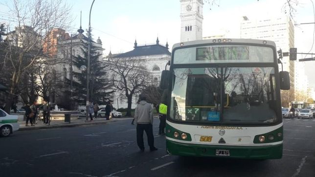 susto en pleno centro: un colectivo 506 atropello a dos mujeres frente a plaza moreno