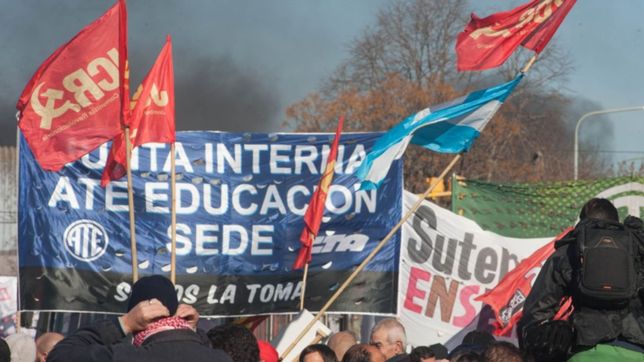 manifestantes cortaron la bajada de la autopista y hay fuerte presencia policial