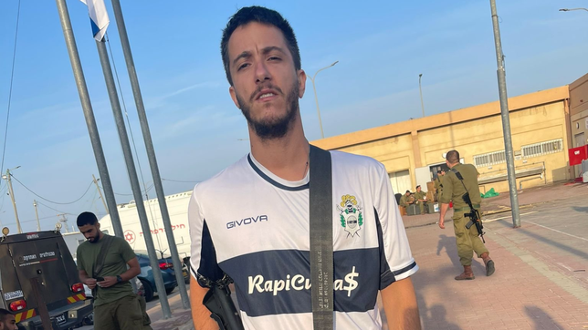 la historia del tripero que combate en israel: traje el mate, el arma y la casaca del lobo