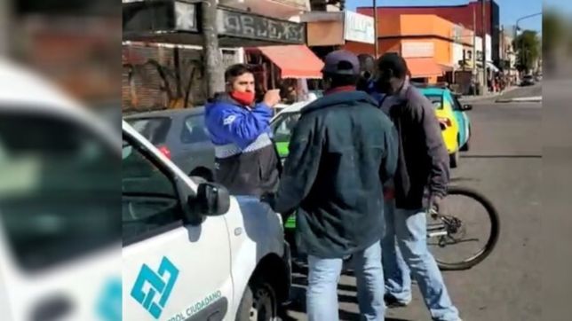video: trompadas, empujones y golpes, en una fuerte pelea de senegaleses en la plata