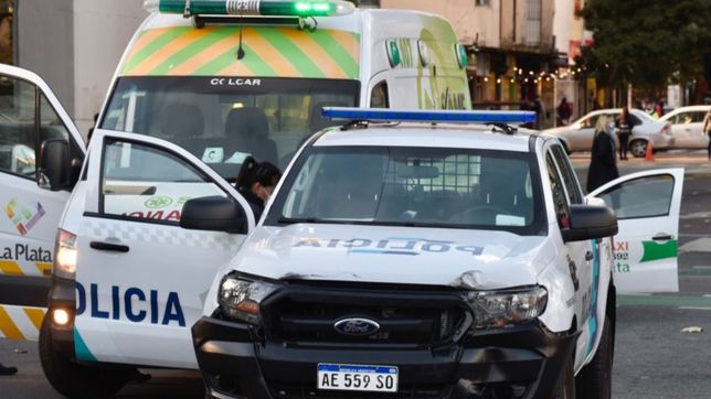 tremendo choque entre un patrullero y una moto en la plata