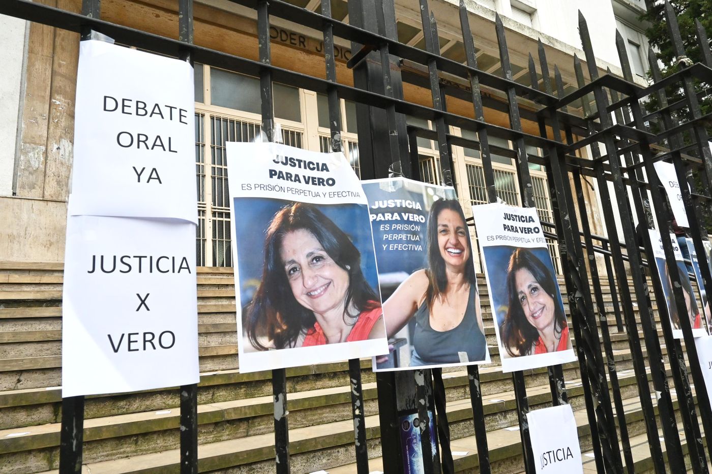 Las pancartas con el pedido de justicia por Ver&oacute;nica Dessio en los Tribunales de La Plata